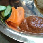 クークーリー - ペーストのアチャールと生野菜
