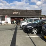 しな川 - 駐車場にはクルマが多い
      黒のプリウスは おっさんの・・