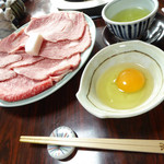 牛銀本店 - すき焼きの肉と卵