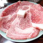 牛銀本店 - 松阪肉の「汐ちり」白醤油、昆布だし、コショウで味付けして食べる