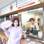 THIS 伊豆 SHIITAKE バーガーキッチン - しいたけの帽子と吹き出しがあり、激写