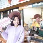 しいたけの帽子と吹き出し。店長と一緒に激写