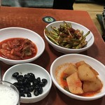 チョルチョルポッチッ - 料理写真:付き出し（黒豆　ジャガイモ　フグ皮のニンニクの芽和え　白菜キムチ）　　）