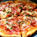 海カフェ ジェノア - チーズとトマトのピザ、ピザ生地は薄くて食べやすい。