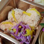 馳走 啐啄一十  - ③介宗鱈(北海道産)の子、含め煮
      食用菊のお浸しを添えて