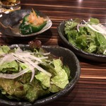 しげ吉 - シンプルサラダ（２つに取り分けて持ってきてくれました）