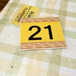 78791412 - 番号札をもらって待ちます。