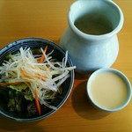 ビストロ黒屋 - サラダとコーンポタージュスープです。
