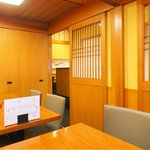 Sagara - 店内のテーブル席の風景です