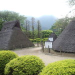 たろっぺ茶屋 - 縄文式住居が建っています。