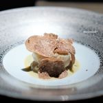 エクアトゥール - 赤座海老のポワレ、 豚足と豚の耳の固めたものを添えて、 ブルー・ドーヴェルニュのソース、 白トリュフ、 柚子