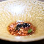 エクアトゥール - 牛と白クラゲのタルタル、 下に湯葉、 コンソメのジュレ、 キャビア、 木の芽