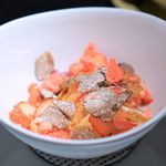 エクアトゥール - ヨーグルトのムース、 キルシュのアイス、 パートブリックのキャラメリゼ、 フランボワーズのメレンゲ、 黒トリュフ、 はちみつ