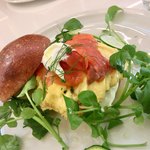 
          スクランブルエッグ ロールw/グラブラックス サワークリーム 1400円