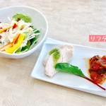 コーヴォ ウタヅ - 本日のパスタランチ
            サラダ(おかわり自由)と前菜(鶏ハムのジェノベーゼ)