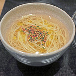 やまぐち - トマトの透明なスープに三輪素麺の手延べパスタ麺が入った器