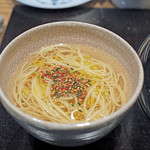 やまぐち - トマトの透明なスープに三輪素麺の手延べパスタ麺が入った器