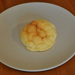 Rhubarb - メロンパン。不規則な割れ目が印象的