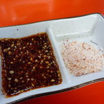 ホルモン．竹 - おばちゃん特製のブレンド塩か、韓国風のタレでいただきます★