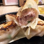 餃子酒場 たっちゃん - カジった肉汁餃子。