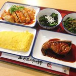 袋井インター食堂 - チーズ入玉子焼、ブリ照焼、うま辛チキン、ほうれん草、わかめ酢