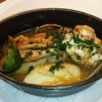 ビストロ　アギャット - 小さなココットど仕上げた、甘エビと渡り蟹のビスクと旬の新鮮魚介