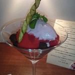 ビストロ　アギャット - ホワイトチョコレートのムースと苺のグラス、ビスタチオのバイエット