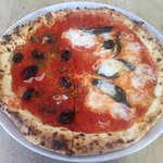 真鶴ピザ食堂KENNY - 赤のうずわとマルゲリータ（真上から）（2017.11）
