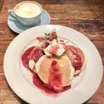 ザ・フレンチトースト ファクトリー - ストロベリーパンケーキ 1300円(税抜き)
      ロイヤルミルクティー 300円(税抜き)セット価格