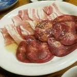 Genki Shichirin Yakiniku Gyuushige - タンと豚バラ