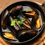 Steamed mussels on iron plate with black pepper flavor