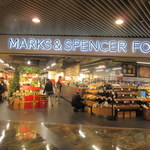 Marks & Spencer - 中央のサンタ店員に注目