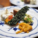傳 - 前菜盛り合わせ（イカの塩辛・カポナータ・ブリを炊いたもの・椎茸とユリ根の白和え・芽キャベツと湯葉の中華風）