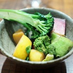 傳 - 根菜の温野菜サラダ