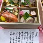 百花繚蘭 - 二の重、紅白かまぼこ ぶり西京焼き、サーモン采花巻き 丸十密煮、豆腐の和風キッシュ あん肝土佐煮、鱈の南蛮漬け、たこ柔らか煮 えび芋含ませ煮、黒毛和牛市松焼き、くわい旨煮 なんきん合せ煮、新たけのこ松前煮、天使のえび味噌煮