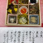 百花繚蘭 - 三の重、黒豆、いくらしょうゆ漬け、栗きんとん、田作り、するめイカ松前漬け、鮭氷頭なます、赤なまこの親子和え、かにもずく、たたきごぼうのみそくりーむ和え