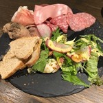トラットリア クアルト - 前菜：ハム類盛り合わせとカルパッチョ。
