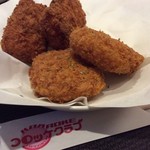 コロッケ倶楽部 - 料理写真:手前が牛肉、奥がカニクリーム