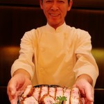 とんかつ マンジェ - 店主から笑顔でサーブ♪(掲載許可済)