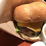 カフェ・アドレス - アドレスチーズバーガー。
      旨し。