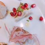 ヴェッキオ コンヴェンティーノ - 鯖の燻製 ザクロ添え(上)、マグロのコンフィ 赤玉ねぎのマリネ(下)