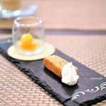 デセール ミヤジマ - ヘーゼルナッツのケーキ、生クリーム添え 温州みかんのソルベ