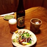 旬鮮味処 かつら - （2017年11月）瓶ビールと焼酎水割り。
      近江牛すじ煮をいただきながら同僚の到着を待ちます(*′ω`)b