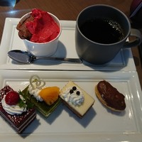 ブッフェアンドカフェ スロープサイドダイナー ザクロ - 