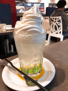 ライトカフェ - グリーンアップルフロート　店内の暖房でアイスがどんどん溶ける～