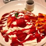 Butter - いちごとクレームブリュレのパンケーキ フランボワーズのソース