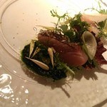 フィオッキ - 鰆の厚切りスカロッパとミカンと大根のサラダ 春菊のソース