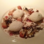 フィオッキ - マスカルポーネのセミフレッド 　苺のマリネ、生姜、チョコレート、メリンガ