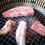 焼肉レストランよつば亭 - カルビ一枚焼いてます