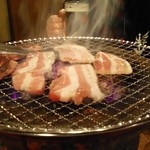 Genki Shichirin Yakiniku Gyuushige - 網がかなりくっつく